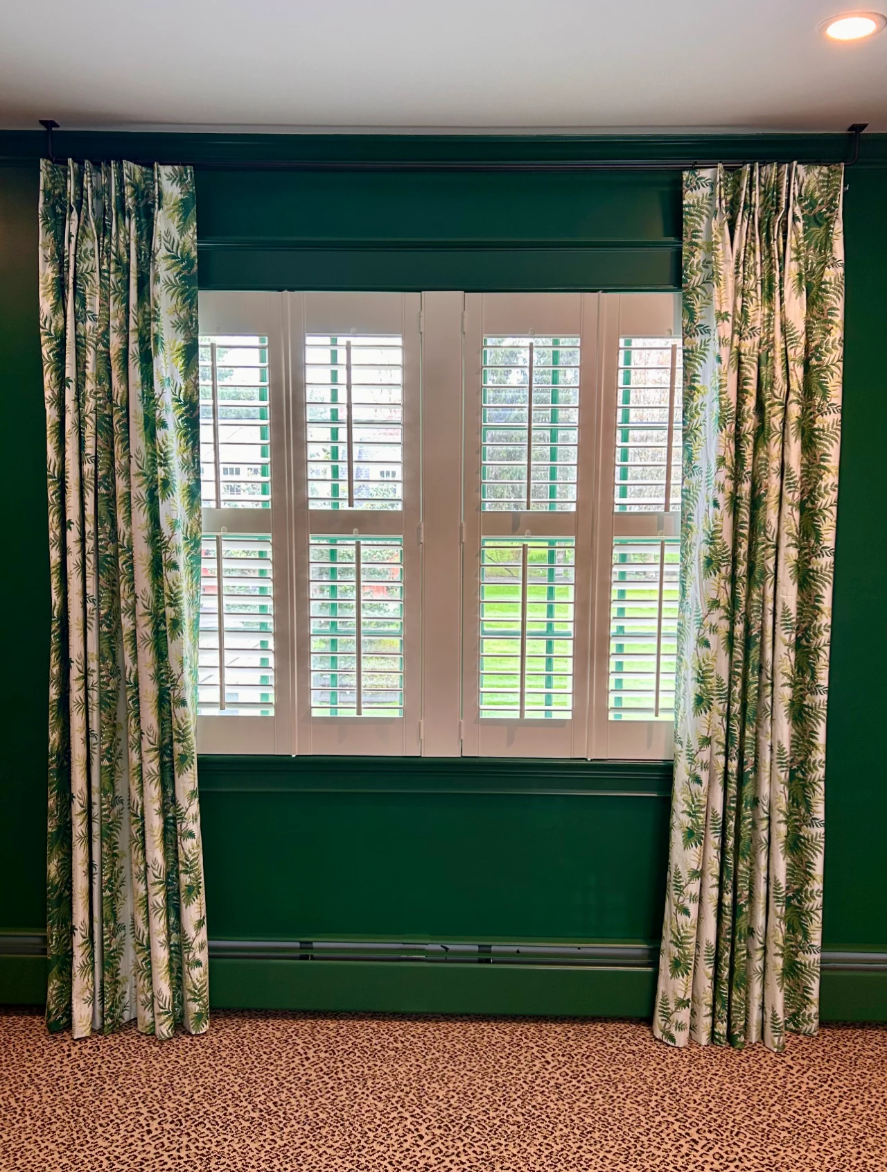 Drapes that play off of the white and green of the background